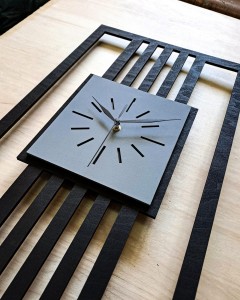 DUŻY, MINIMALISTYCZNY, NOWOCZESNY ZEGAR ŚCIENNY, LAMELE, INDUSTRIALNY, GEOMETRYCZNY, DO SALONU, MINIMALISTYCZNY, LOFT, HANDMADE, DREWNIANY, 35 x 60 cm, PIONOWY, CZARNY/ SZARY, CICHY