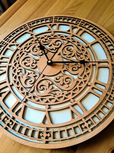 DEKORACYJNY,  DREWNIANY, AŻUROWY ZEGAR ŚCIENNY,  BIG BEN, VINTAGE, BEJCA KASZTAN 