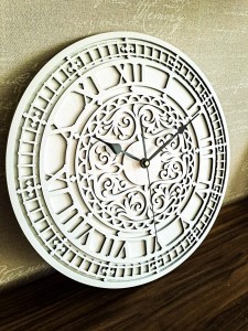 DEKORACYJNY,  DREWNIANY, AŻUROWY ZEGAR ŚCIENNY,  BIG BEN, VINTAGE, BIAŁY