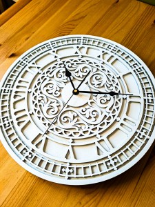 DEKORACYJNY,  DREWNIANY, AŻUROWY ZEGAR ŚCIENNY,  BIG BEN, VINTAGE, BIAŁY