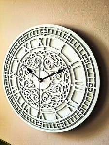 DEKORACYJNY,  DREWNIANY, AŻUROWY ZEGAR ŚCIENNY,  BIG BEN, VINTAGE, BIAŁY