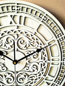 DEKORACYJNY,  DREWNIANY, AŻUROWY ZEGAR ŚCIENNY,  BIG BEN, VINTAGE, BIAŁY