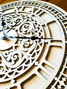 DEKORACYJNY,  DREWNIANY, AŻUROWY ZEGAR ŚCIENNY,  BIG BEN, VINTAGE, BIAŁY