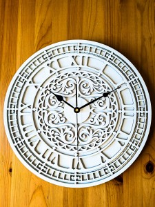 DEKORACYJNY,  DREWNIANY, AŻUROWY ZEGAR ŚCIENNY,  BIG BEN, VINTAGE, BIAŁY