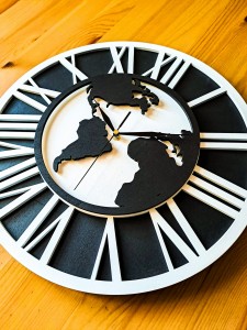 DEKORACYJNY,  DREWNIANY, AŻUROWY ZEGAR ŚCIENNY, MAPA ŚWIATA