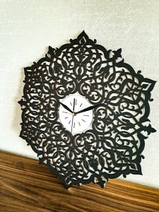 DEKORACYJNY,  DREWNIANY, AŻUROWY ZEGAR ŚCIENNY, ORNAMENT MAROKAŃSKI, CZARNY