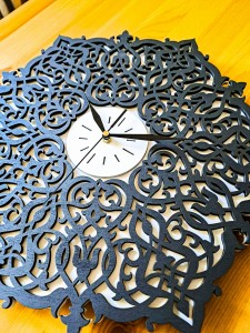 DEKORACYJNY,  DREWNIANY, AŻUROWY ZEGAR ŚCIENNY, ORNAMENT MAROKAŃSKI, CZARNY