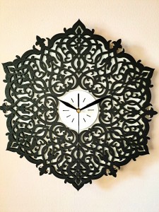 DEKORACYJNY,  DREWNIANY, AŻUROWY ZEGAR ŚCIENNY, ORNAMENT MAROKAŃSKI, CZARNY