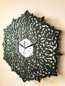 DEKORACYJNY,  DREWNIANY, AŻUROWY ZEGAR ŚCIENNY, ORNAMENT MAROKAŃSKI, CZARNY