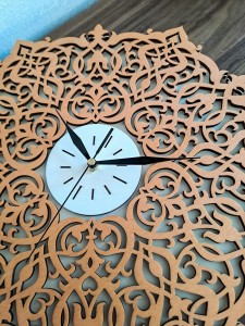 DEKORACYJNY,  DREWNIANY, AŻUROWY ZEGAR ŚCIENNY, ORNAMENT MAROKAŃSKI,  BEJCA KASZTAN