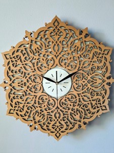 DEKORACYJNY,  DREWNIANY, AŻUROWY ZEGAR ŚCIENNY, ORNAMENT MAROKAŃSKI,  BEJCA KASZTAN
