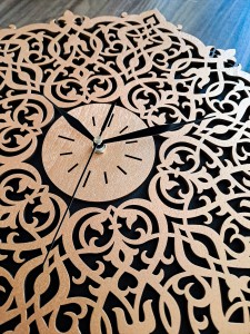 DEKORACYJNY,  DREWNIANY, AŻUROWY ZEGAR ŚCIENNY, ORNAMENT MAROKAŃSKI,  MIEDZIANY