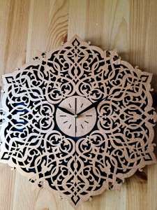 DEKORACYJNY,  DREWNIANY, AŻUROWY ZEGAR ŚCIENNY, ORNAMENT MAROKAŃSKI,  MIEDZIANY