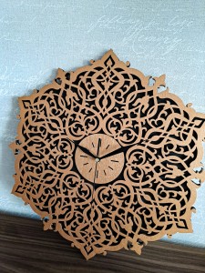 DEKORACYJNY,  DREWNIANY, AŻUROWY ZEGAR ŚCIENNY, ORNAMENT MAROKAŃSKI,  MIEDZIANY