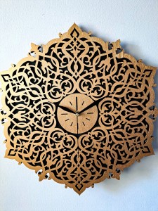 DEKORACYJNY,  DREWNIANY, AŻUROWY ZEGAR ŚCIENNY, ORNAMENT MAROKAŃSKI,  MIEDZIANY