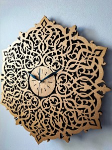 DEKORACYJNY,  DREWNIANY, AŻUROWY ZEGAR ŚCIENNY, ORNAMENT MAROKAŃSKI,  MIEDZIANY