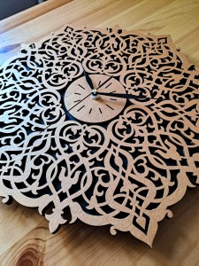 DEKORACYJNY,  DREWNIANY, AŻUROWY ZEGAR ŚCIENNY, ORNAMENT MAROKAŃSKI,  MIEDZIANY