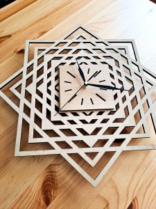 DEKORACYJNY ZEGAR AŻUROWY, ŚWIĘTA GEOMETRIA , BEJCA WIĄZ JAPOŃSKI