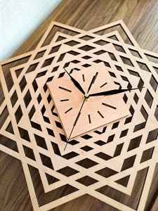 DEKORACYJNY ZEGAR AŻUROWY, ŚWIĘTA GEOMETRIA , BEJCA WIĄZ JAPOŃSKI