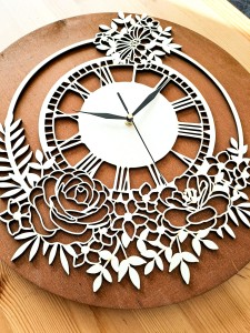 KWIATOWY, DREWNIANY ZEGAR AŻUROWY, VINTAGE, PIĘKNA DEKORACJA ŚCIANY, BEJCA CZEREŚNIA 