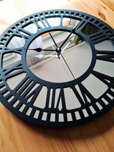 HORLOGE MIROIR AJOURÉE, DÉCORATIVE, ARGENT, CHIFFRES ROMAINS, FAIT MAIN, NOIR