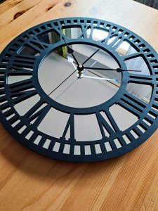 HORLOGE MIROIR AJOURÉE, DÉCORATIVE, ARGENT, CHIFFRES ROMAINS, FAIT MAIN, NOIR