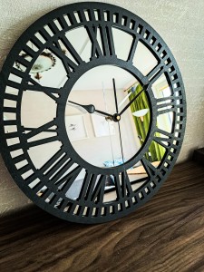 HORLOGE MIROIR AJOURÉE, DÉCORATIVE, ARGENT, CHIFFRES ROMAINS, FAIT MAIN, NOIR