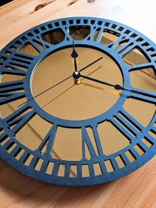 HORLOGE MIROIR DÉCORATIF AJOURÉ, OR, CHIFFRES ROMAINS, FAIT MAIN, NOIR