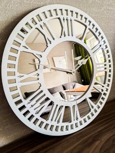 HORLOGE MIROIR AJOURÉE, DÉCORATIVE, ARGENT, CHIFFRES ROMAINS, FAIT MAIN, BLANC