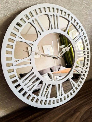 HORLOGE MIROIR AJOURÉE, DÉCORATIVE, ARGENT, CHIFFRES ROMAINS, FAIT MAIN, BLANC