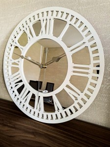 HORLOGE MIROIR AJOURÉE, DÉCORATIVE, ARGENT, CHIFFRES ROMAINS, FAIT MAIN, BLANC