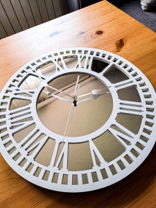 HORLOGE MIROIR AJOURÉE, DÉCORATIVE, ARGENT, CHIFFRES ROMAINS, FAIT MAIN, BLANC