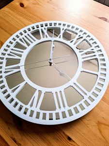 HORLOGE MIROIR AJOURÉE, DÉCORATIVE, ARGENT, CHIFFRES ROMAINS, FAIT MAIN, BLANC