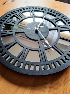 HORLOGE MIROIR AJOURÉE, DÉCORATIVE, ARGENT, CHIFFRES ROMAINS, FAIT MAIN, NOIR