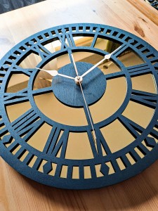 HORLOGE MIROIR DÉCORATIF AJOURÉ, OR, CHIFFRES ROMAINS, FAIT MAIN, NOIR