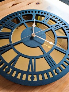 HORLOGE MIROIR DÉCORATIF AJOURÉ, OR, CHIFFRES ROMAINS, FAIT MAIN, NOIR