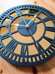 HORLOGE MIROIR DÉCORATIF AJOURÉ, OR, CHIFFRES ROMAINS, FAIT MAIN, NOIR
