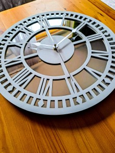HORLOGE MIROIR AJOURÉE, DÉCORATIVE, ARGENT, CHIFFRES ROMAINS, FAIT MAIN, BLANC