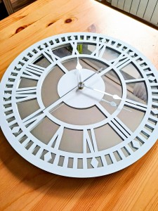 HORLOGE MIROIR AJOURÉE, DÉCORATIVE, ARGENT, CHIFFRES ROMAINS, FAIT MAIN, BLANC