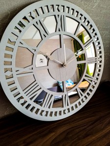 HORLOGE MIROIR AJOURÉE, DÉCORATIVE, ARGENT, CHIFFRES ROMAINS, FAIT MAIN, BLANC