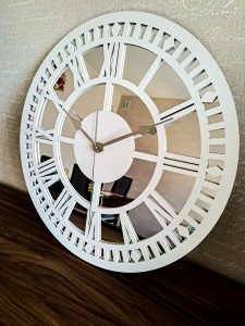 HORLOGE MIROIR AJOURÉE, DÉCORATIVE, ARGENT, CHIFFRES ROMAINS, FAIT MAIN, BLANC