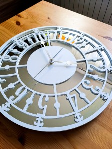 HORLOGE MIROIR AJOURÉE, DÉCORATIVE, ARGENT, VINTAGE, FAIT MAIN, BLANC