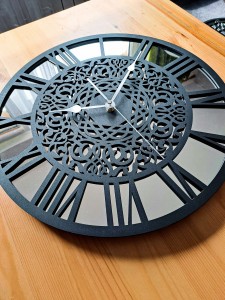 HORLOGE MIROIR DÉCORATIF AJOURÉ, ARGENT, MOTIF ORIENTAL, FAIT MAIN, NOIR