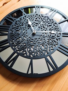 HORLOGE MIROIR DÉCORATIF AJOURÉ, ARGENT, MOTIF ORIENTAL, FAIT MAIN, NOIR