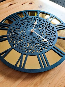 AJOURÉE, HORLOGE MIROIR DÉCORATIF, OR, MOTIF ORIENTAL, FAIT MAIN, NOIR