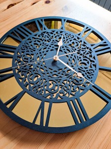AJOURÉE, HORLOGE MIROIR DÉCORATIF, OR, MOTIF ORIENTAL, FAIT MAIN, NOIR