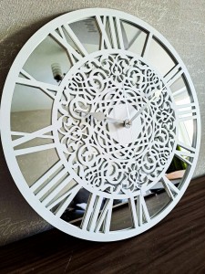 HORLOGE MIROIR DÉCORATIF AJOURÉ, ARGENT, MOTIF ORIENTAL, FAIT MAIN, BLANC