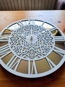 HORLOGE MIROIR DÉCORATIF AJOURÉ, ARGENT, MOTIF ORIENTAL, FAIT MAIN, BLANC