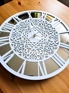 HORLOGE MIROIR DÉCORATIF AJOURÉ, ARGENT, MOTIF ORIENTAL, FAIT MAIN, BLANC