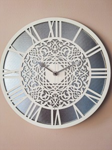 AŻUROWY, DEKORACYJNY ZEGAR  ŚCIENNY, SREBRNY/BIAŁY, PIĘKNY, ORIENTALNY ORNAMENT, HANDMADE